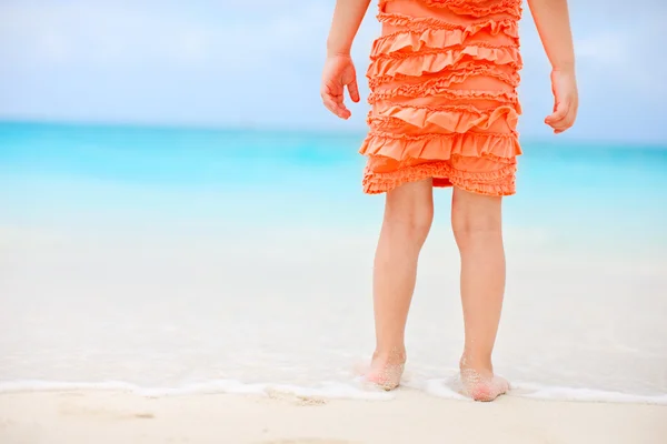 Närbild på liten flicka på stranden — Stockfoto