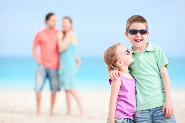 Mutlu bir aile Plajı — Stok fotoğraf