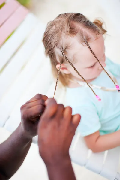 Девушка с карибскими косичками — стоковое фото