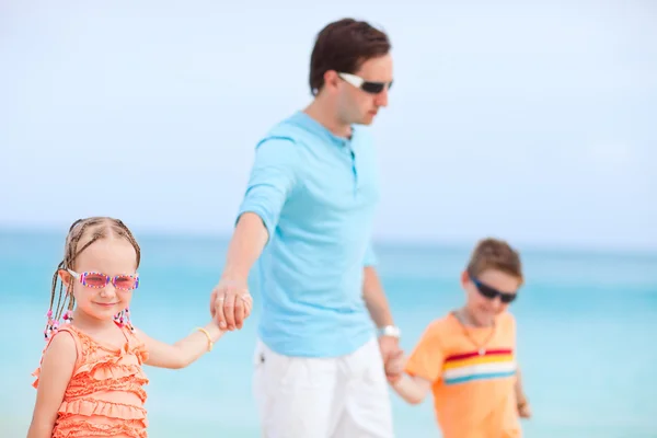 Fadern och barnen på stranden — Stockfoto
