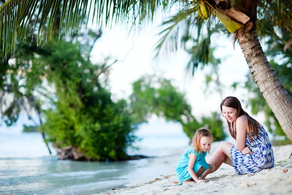 어머니와 딸이 해변에서 — 스톡 사진