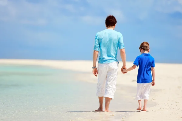 Отец и сын в отпуске на пляже — стоковое фото