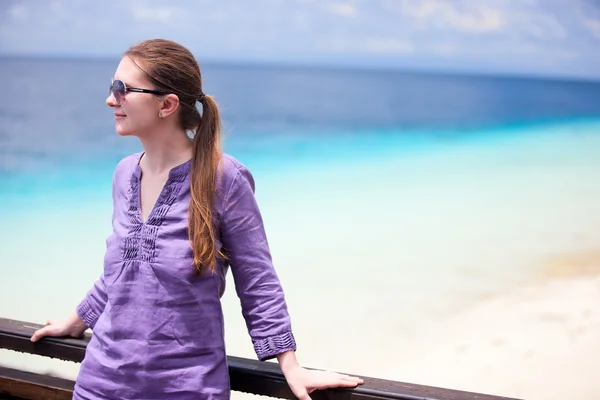 해변에서 휴가를 보내는 아름다운 아가씨 — 스톡 사진