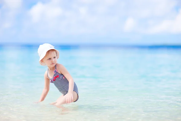 Little girl at tropical beach — Stock Photo, Image