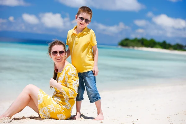 Anya és fia a strandon — Stock Fotó