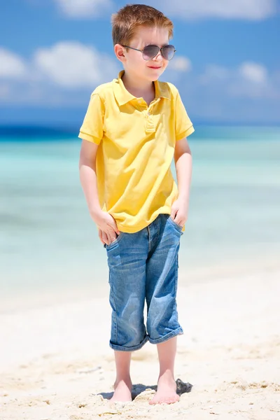 Menino bonito na praia — Fotografia de Stock