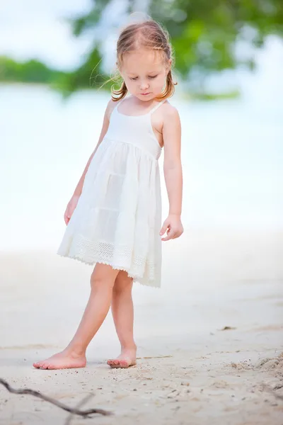 해변에서 어린 소녀 — 스톡 사진