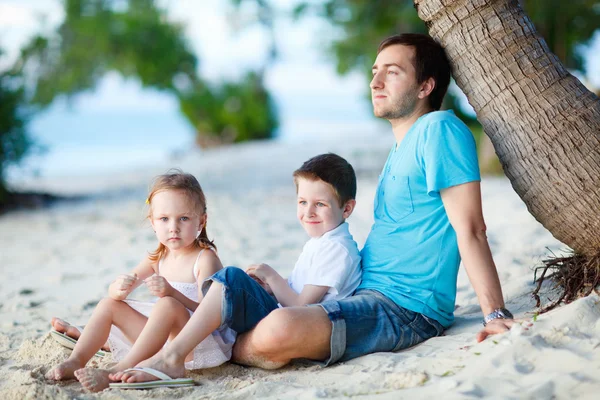 Ojciec z dziećmi na plaży — Zdjęcie stockowe