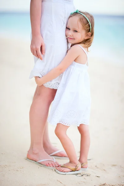 小さな女の子は彼女のお母さんを抱擁します。 — ストック写真