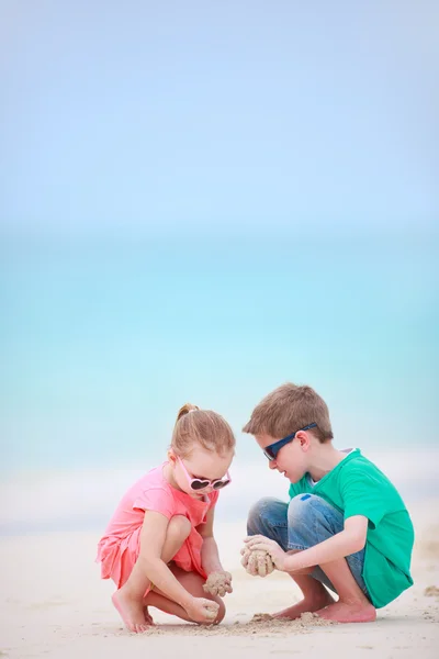 Dvě děti na pláži — Stock fotografie