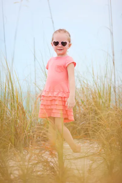 Süßes kleines Mädchen im Freien — Stockfoto