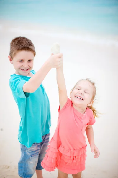 快乐的孩子们在海滩上 — 图库照片