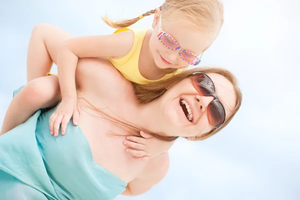 Mãe e filha se divertindo ao ar livre — Fotografia de Stock