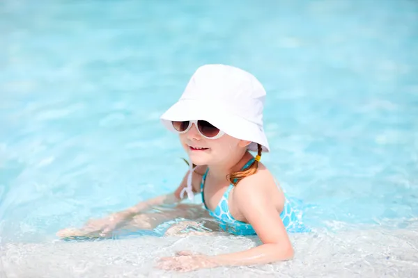 Malá holčička v bazénu — Stock fotografie