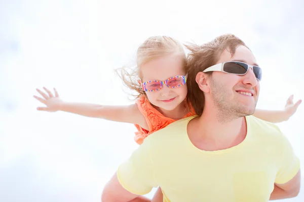 Отец и дочь на открытом воздухе — стоковое фото
