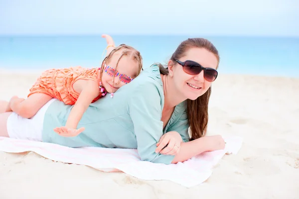 Mãe e filha na praia — Fotografia de Stock