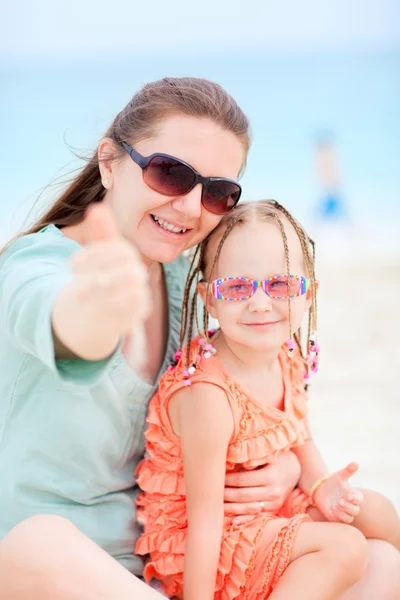 母と娘のビーチで — ストック写真