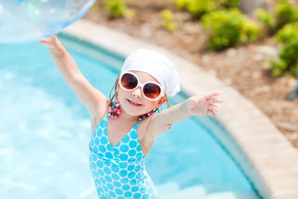 Rozkošná holčička u bazénu — Stock fotografie