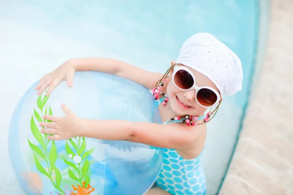 Αξιολάτρευτο κοριτσάκι στην πισίνα — Φωτογραφία Αρχείου