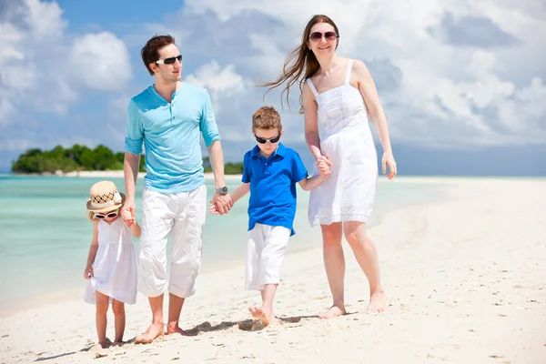 Família feliz em férias tropicais — Fotografia de Stock