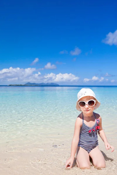 Маленькая девочка на тропическом пляже — стоковое фото