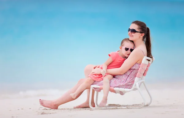Mother and daughter at tropical beach — Stock Photo, Image