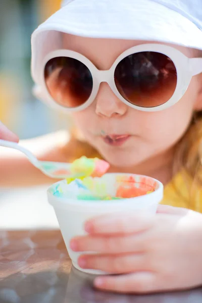 Αξιολάτρευτο κορίτσι, τρώγοντας παγωτό — Φωτογραφία Αρχείου