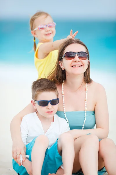 Мати і діти на пляжі — стокове фото