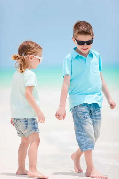 Дети, гуляющие на пляже — стоковое фото