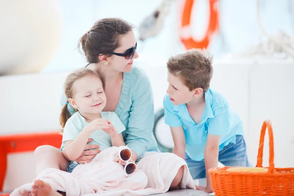 Moeder en kinderen op luxejacht — Stockfoto