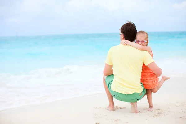 Baba ve kızı plajda — Stok fotoğraf