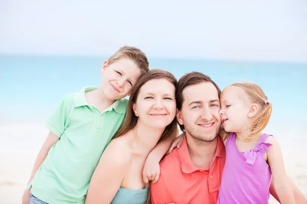 Mutlu bir aile tropikal plaj — Stok fotoğraf