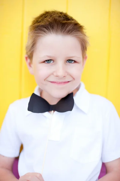 Rapaz bonito com arco gravata partido acessório — Fotografia de Stock