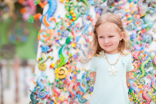 Kleines Mädchen auf Kunsthandwerkermarkt — Stockfoto