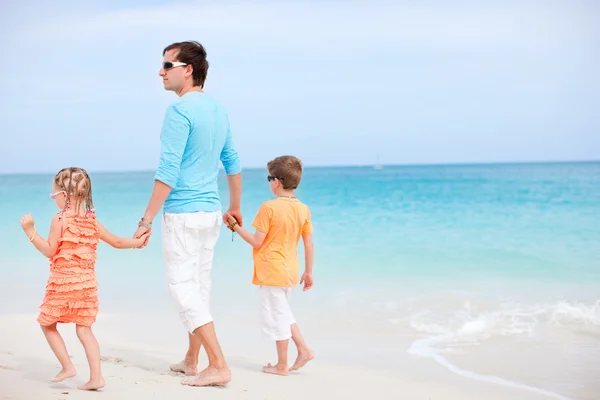 Baba ve çocukları Beach — Stok fotoğraf