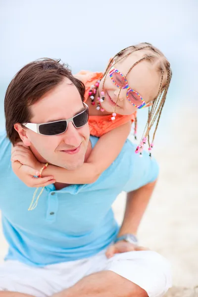 Otec a dcera na pláži — Stock fotografie