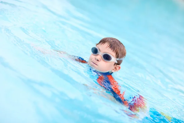 Jongen bij zwembad — Stockfoto