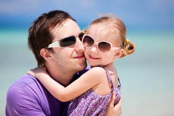 Otec a dcera na pláži — Stock fotografie