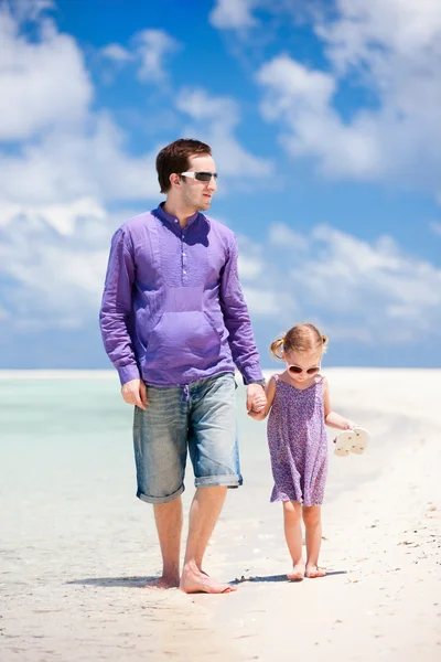 아버지와 딸이 해변에서 — 스톡 사진