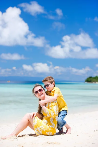 Madre e figlio in spiaggia — Foto Stock