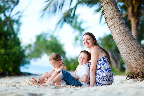 Familia disfrutando de la noche en la playa —  Fotos de Stock