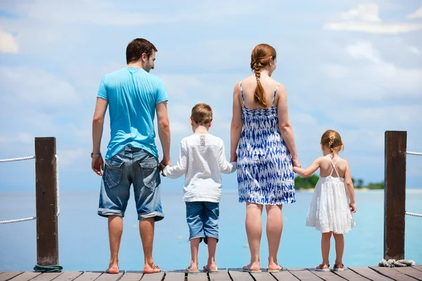 Familie op tropische vakantie — Stockfoto