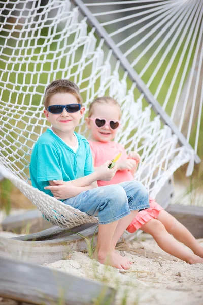 Kids relaxing in hammock — Stock Photo, Image
