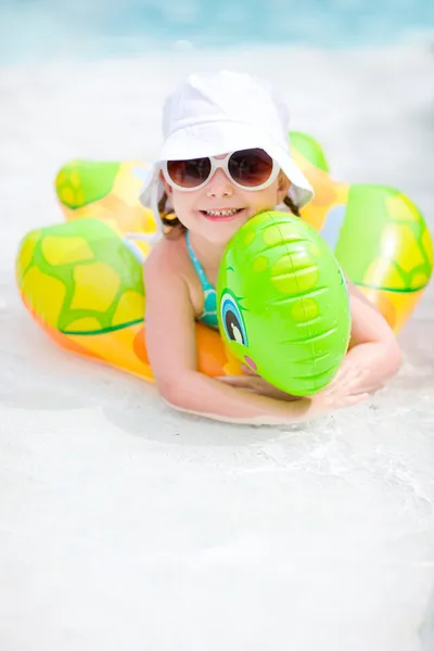 Malá holčička, plavání v bazénu — Stock fotografie