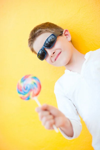 棒棒糖的男孩 — 图库照片