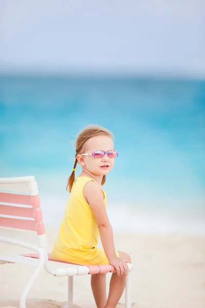 Linda niña en la playa — Foto de Stock