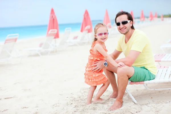 Pai e filha na praia do resort — Fotografia de Stock