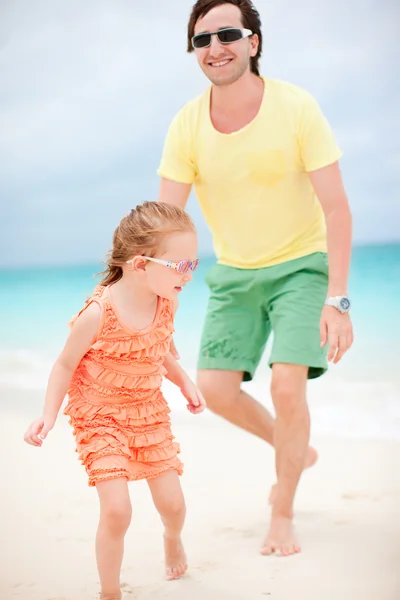 Πατέρας και κόρη στην παραλία — Φωτογραφία Αρχείου