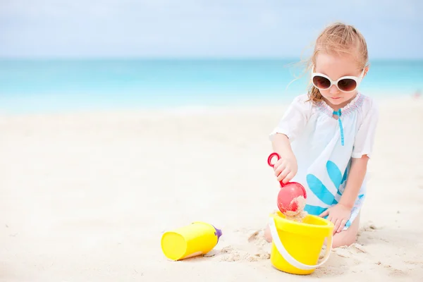 Κοριτσάκι με παιχνίδια στην παραλία — Φωτογραφία Αρχείου