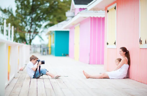Malý chlapec fotografování jeho rodina — Stock fotografie
